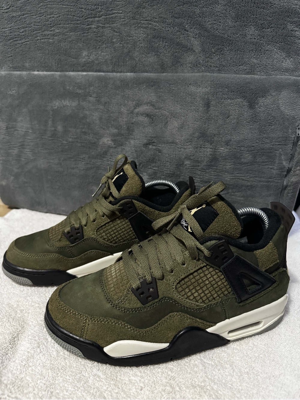 Jordan 4 Retro Olive Green 6.5Y women’s 7.5-8. Athletic Sneakers